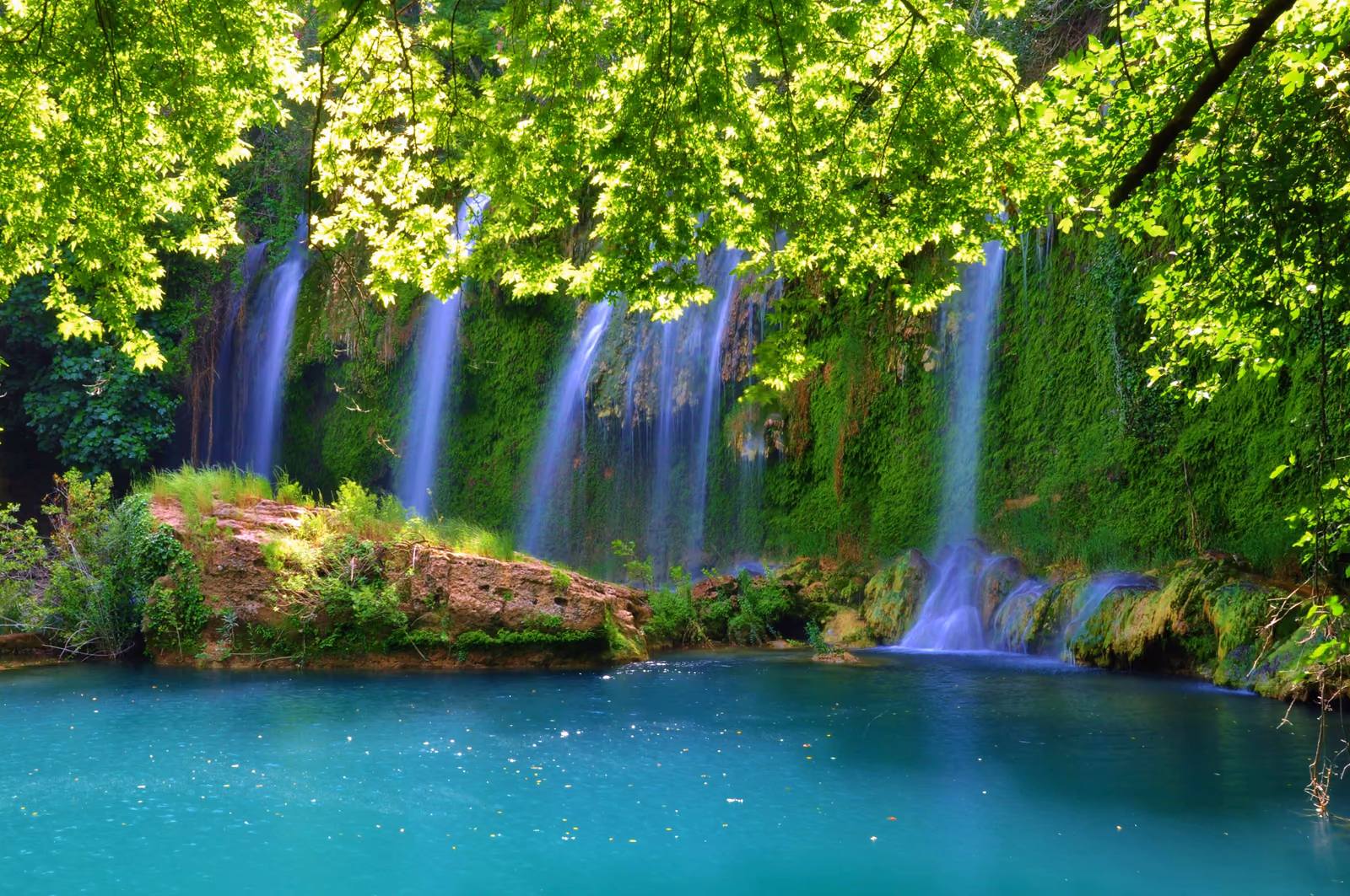 Kurşunlu Wasserfall stürzt zwischen Grün in ein türkisfarbenes Becken
